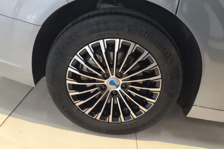 Used Denza D9 2022 DM-i 1040 Prestige Model Right Rear Wheel Hub
