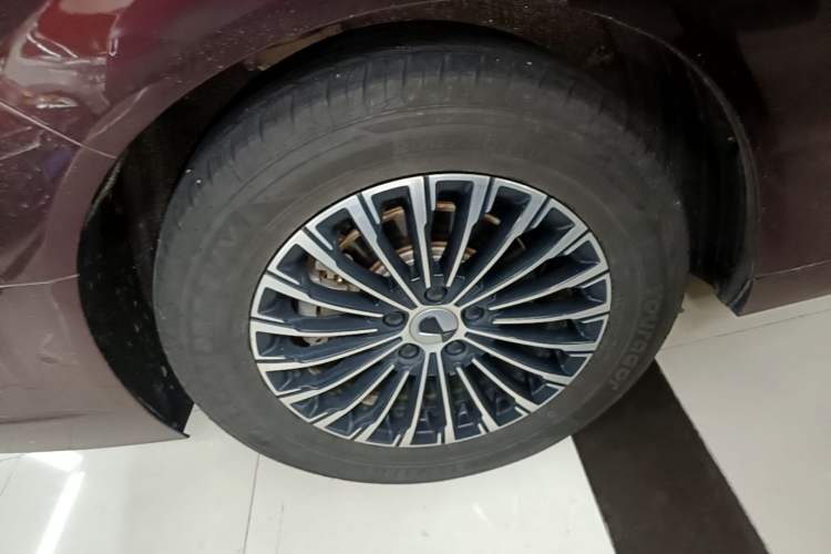 Used Denza D9 2022 DM-i 970 Four-Wheel Drive Flagship Model Right Rear Wheel Hub