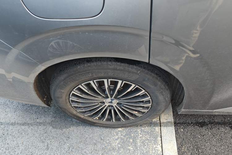 Used Denza D9 2022 DM-i 945 Luxury Model Right Rear Wheel Hub