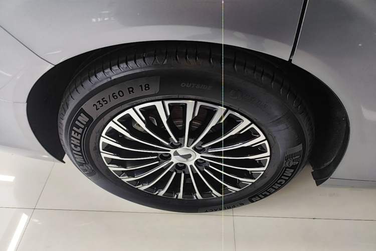 Used Denza D9 2022 DM-i 1040 Prestige Model Right Rear Wheel Hub