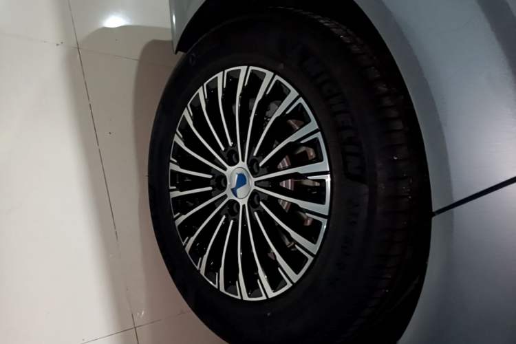 Used Denza D9 2022 DM-i 970 Four-Wheel Drive Flagship Model Right Rear Wheel Hub