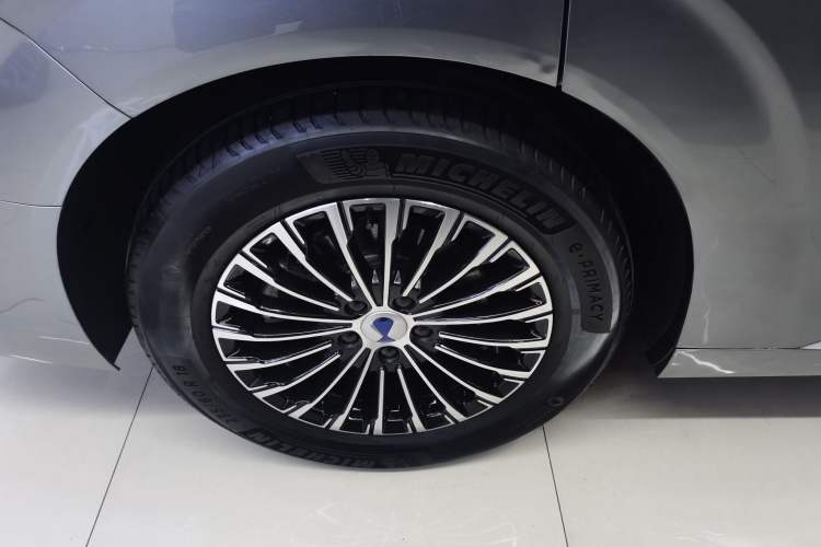 Used Denza D9 2022 DM-i 1040 Prestige Model Right Rear Wheel Hub