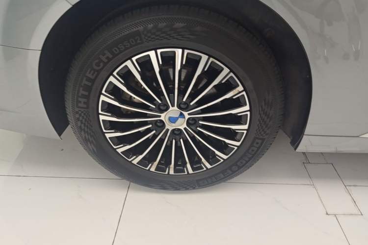 Used Denza D9 2022 DM-i 1040 Prestige Model Right Rear Wheel Hub