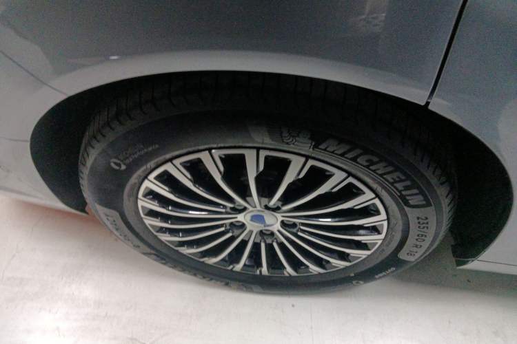Used Denza D9 2022 DM-i 970 Four-Wheel Drive Flagship Model Right Rear Wheel Hub