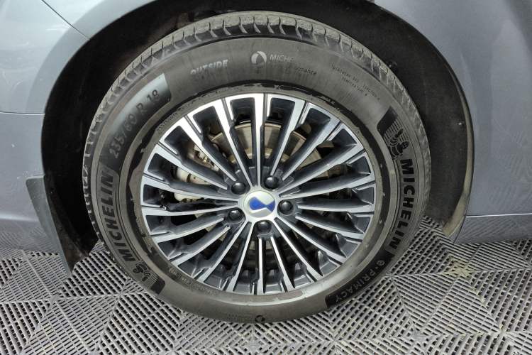 Used Denza D9 2022 DM-i 970 Four-Wheel Drive Prestige Model Right Rear Wheel Hub