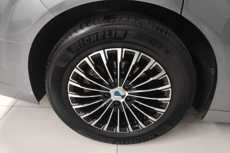 Used Denza D9 2022 DM-i 1040 Prestige Model Right Rear Wheel Hub