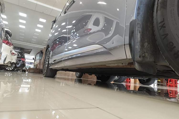 Used Denza D9 2022 DM-i 970 Four-Wheel Drive Flagship Model Right Side Sill