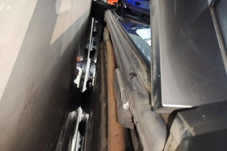 Used Denza D9 2022 DM-i 970 Four-Wheel Drive Flagship Model Right Side Sill