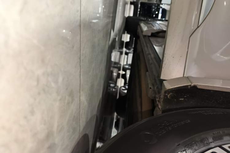 Used Denza D9 2022 DM-i 970 Four-Wheel Drive Flagship Model Right Side Sill