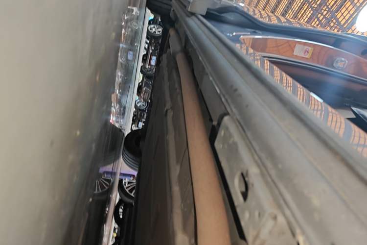 Used Denza D9 2022 DM-i 970 Four-Wheel Drive Flagship Model Right Side Sill