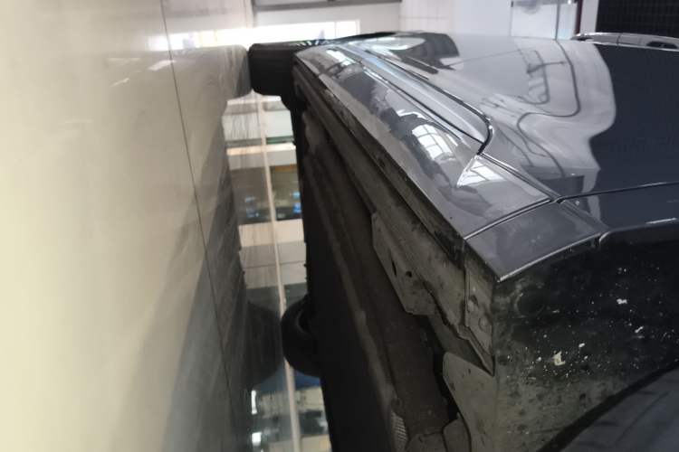 Used Denza D9 2022 DM-i 1040 Prestige Model Right Side Sill