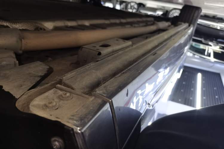 Used Denza D9 2022 DM-i 1040 Prestige Model Right Side Sill