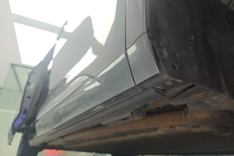 Used Denza D9 2022 DM-i 1040 Prestige Model Right Side Sill