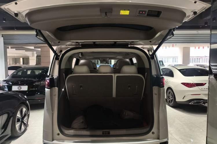 Used Denza D9 2022 DM-i 970 Four-Wheel Drive Flagship Model Trunk