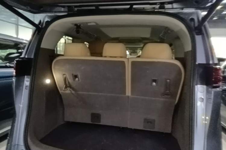 Used Denza D9 2022 DM-i 970 Four-Wheel Drive Flagship Model Trunk