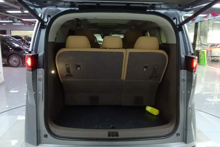 Used Denza D9 2022 DM-i 970 Four-Wheel Drive Flagship Model Trunk