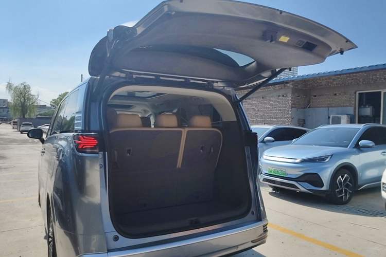 Used Denza D9 2022 EV 600 Four-Wheel Drive Flagship Model Trunk