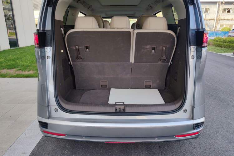 Used Denza D9 2022 DM-i 970 Four-Wheel Drive Flagship Model Trunk