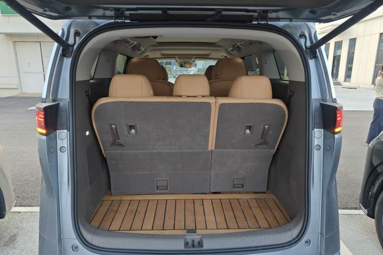 Used Denza D9 2022 DM-i 945 Luxury Model Trunk
