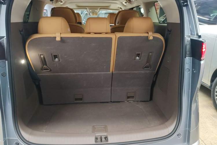 Used Denza D9 2022 DM-i 970 Four-Wheel Drive Prestige Model Trunk
