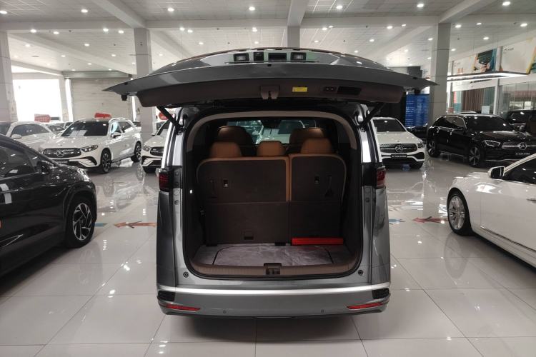 Used Denza D9 2022 DM-i 1040 Prestige Model Trunk