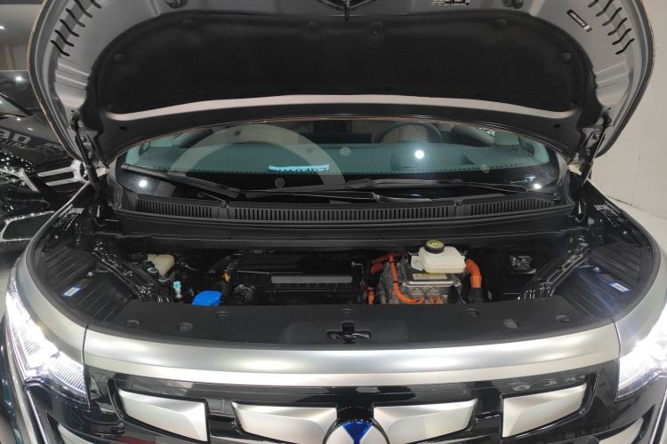 Used Denza D9 2022 DM-i 970 Four-Wheel Drive Flagship Model Engine Bay