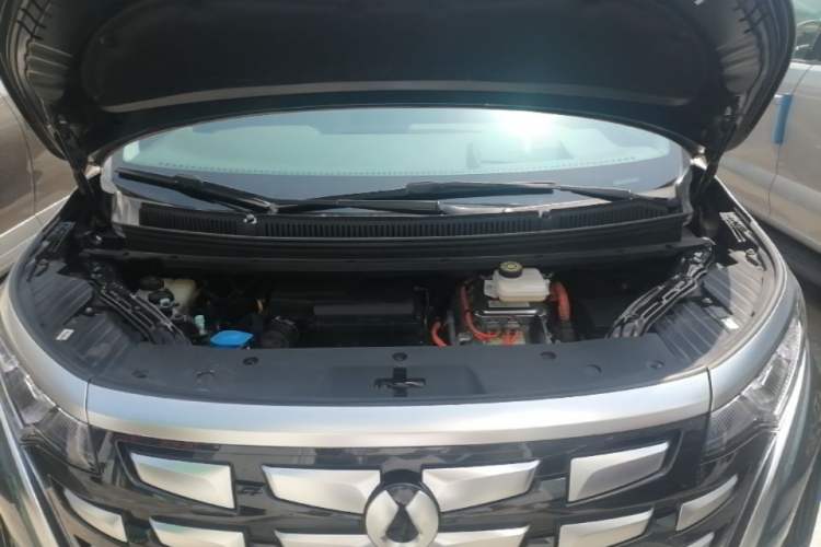 Used Denza D9 2022 DM-i 970 Four-Wheel Drive Flagship Model Engine Bay