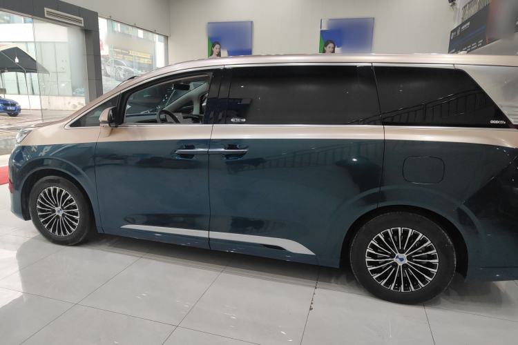 Used Denza D9 2022 DM-i 970 Four-Wheel Drive Flagship Model Exterior 3