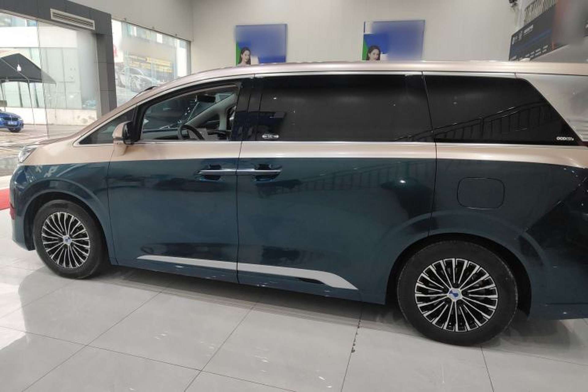 Used Denza D9 2022 DM-i 970 Four-Wheel Drive Flagship Model Exterior 3