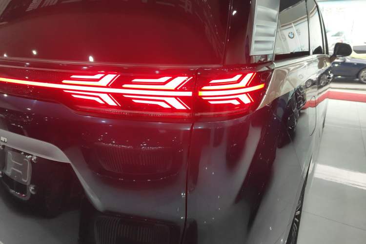 Used Denza D9 2022 DM-i 970 Four-Wheel Drive Flagship Model Exterior 6