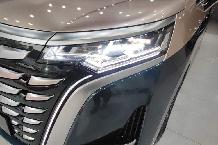Used Denza D9 2022 DM-i 970 Four-Wheel Drive Flagship Model Left Front Headlight