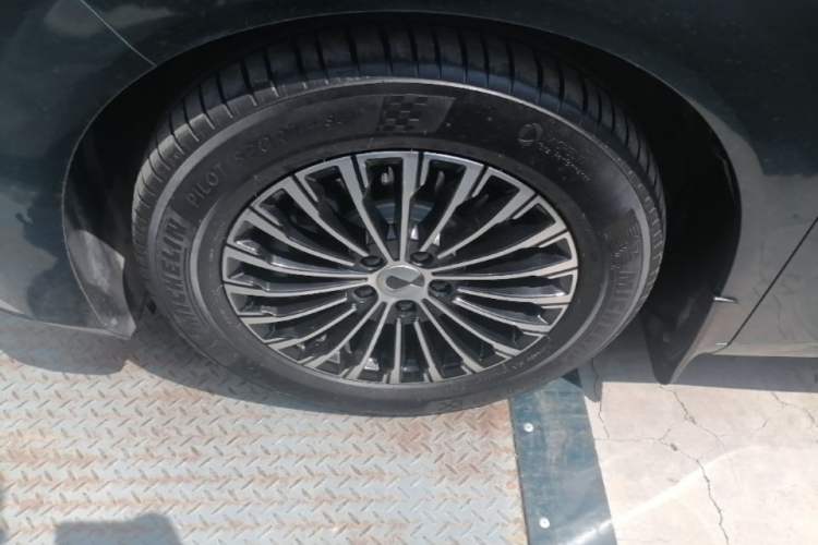Used Denza D9 2022 DM-i 970 Four-Wheel Drive Flagship Model Left Front Wheel Hub
