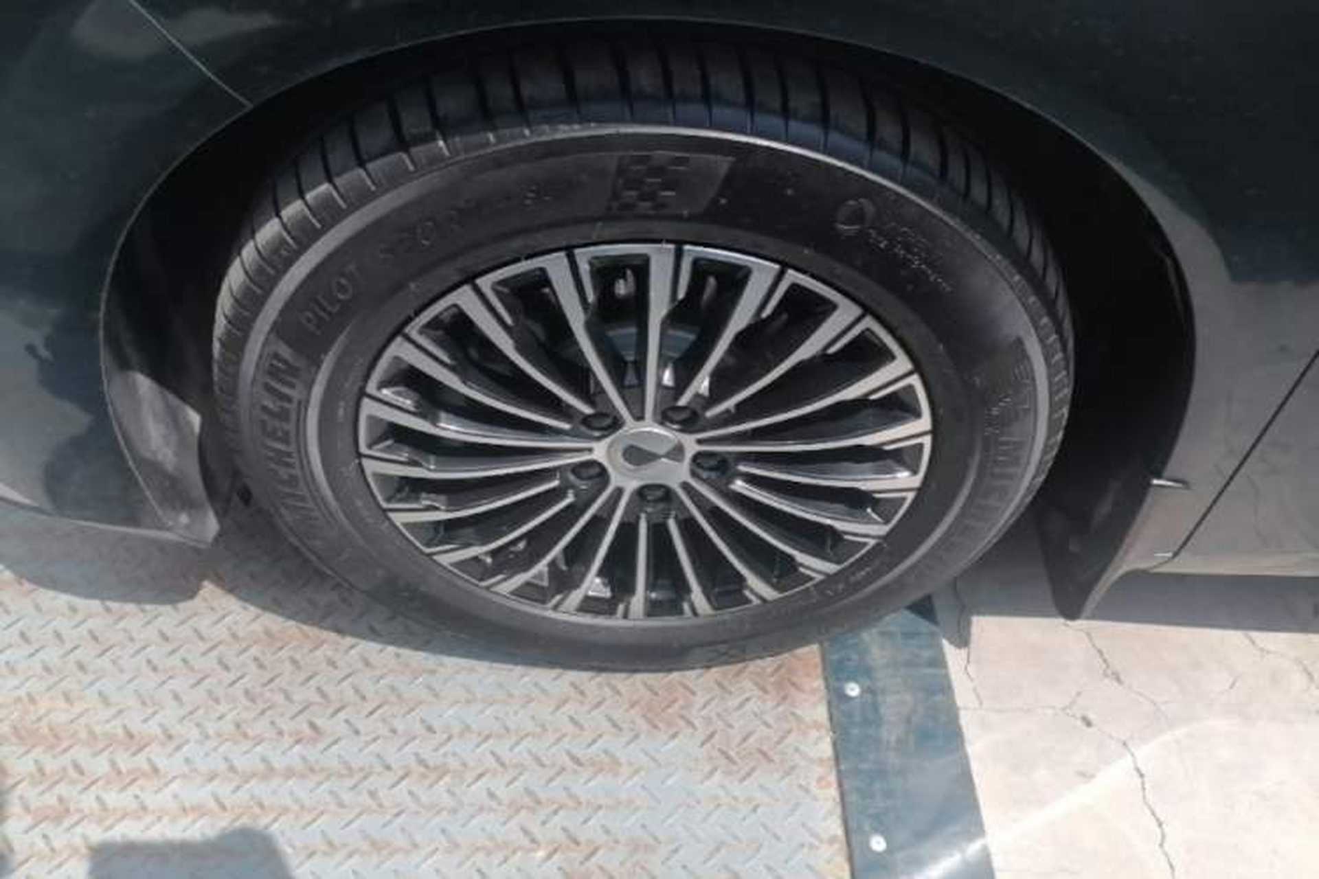 Used Denza D9 2022 DM-i 970 Four-Wheel Drive Flagship Model Left Front Wheel Hub