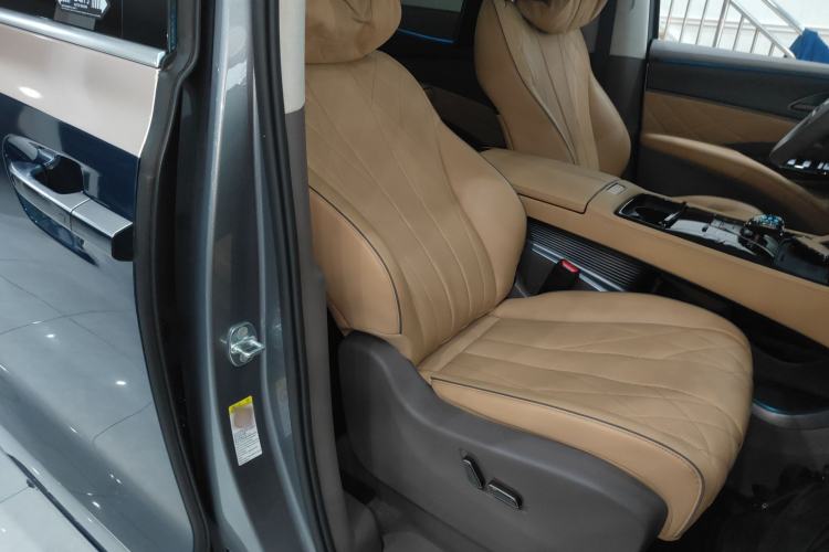 Used Denza D9 2022 DM-i 970 Four-Wheel Drive Flagship Model Right Front Seat