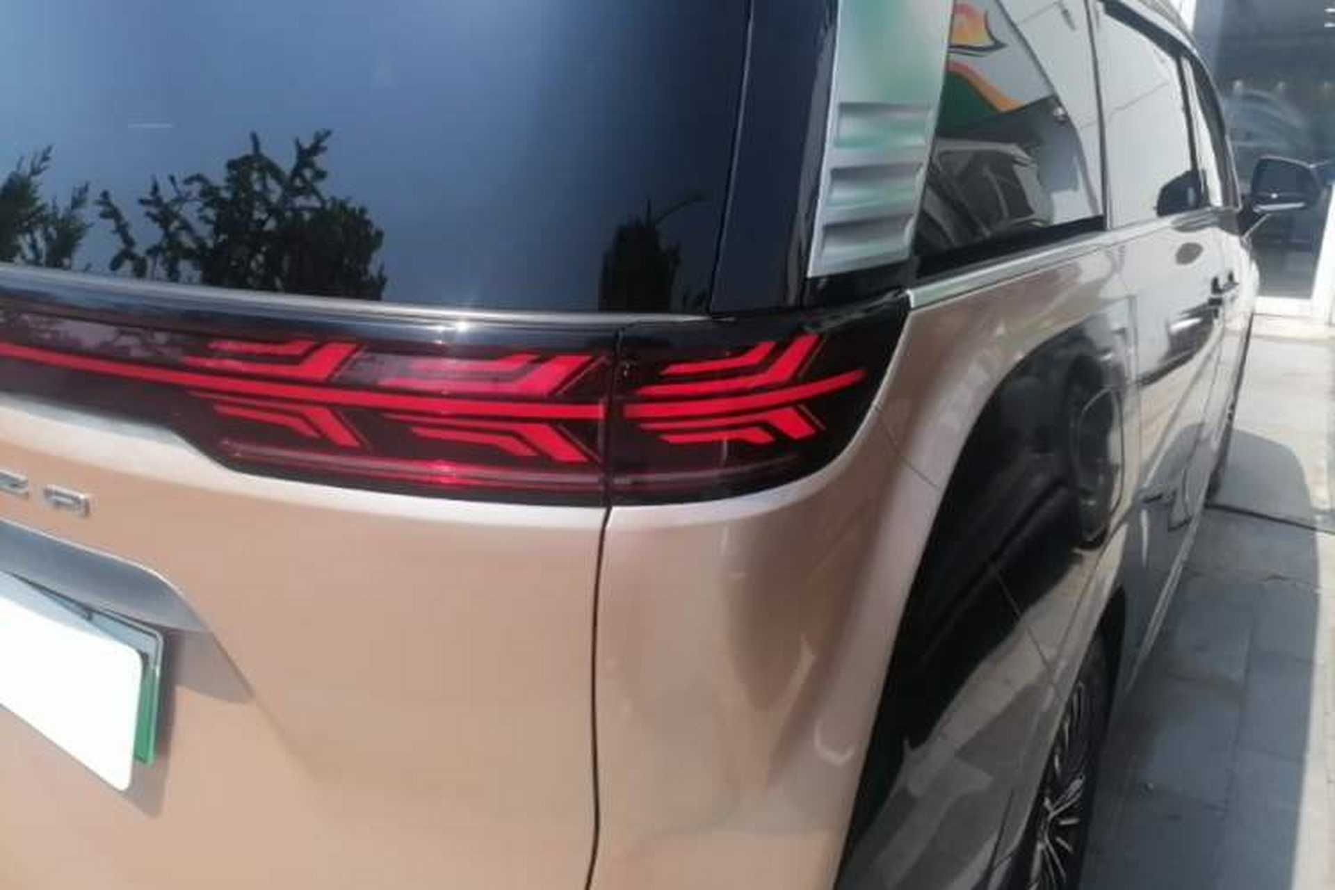 Used Denza D9 2022 DM-i 970 Four-Wheel Drive Flagship Model Right Rear Taillight
