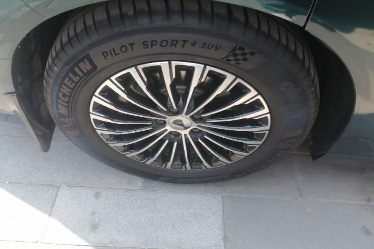 Used Denza D9 2022 DM-i 970 Four-Wheel Drive Flagship Model Right Rear Wheel Hub