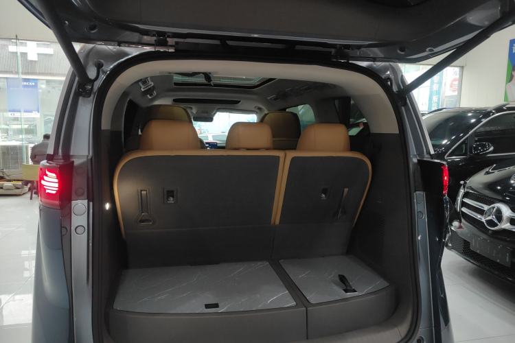 Used Denza D9 2022 DM-i 970 Four-Wheel Drive Flagship Model Trunk