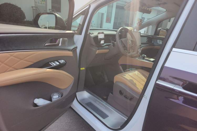 Used Denza D9 2022 DM-i 1040 Prestige Model Driver Seat