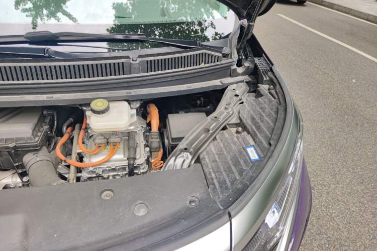 Used Denza D9 2022 DM-i 970 Four-Wheel Drive Prestige Model Engine Bay Left