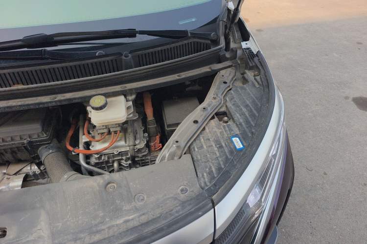 Used Denza D9 2022 DM-i 1040 Prestige Model Engine Bay Left
