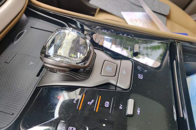 Used Denza D9 2022 DM-i 970 Four-Wheel Drive Prestige Model Gear Lever