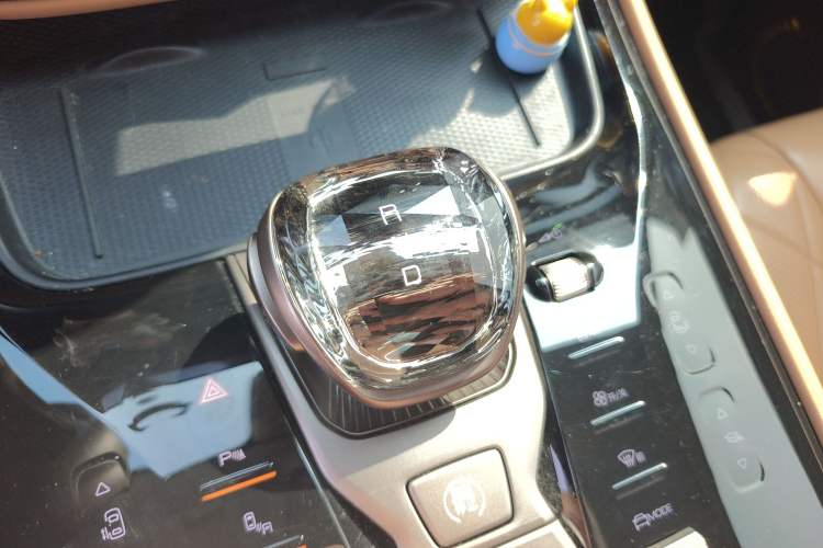 Used Denza D9 2022 DM-i 1040 Prestige Model Gear Lever