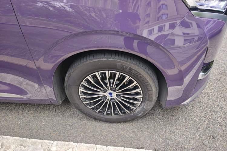 Used Denza D9 2022 DM-i 970 Four-Wheel Drive Prestige Model Right Front Wheel Hub