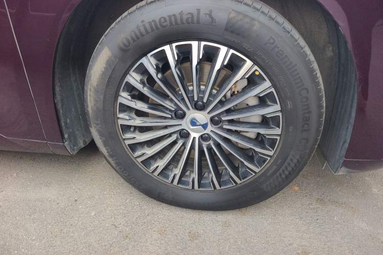 Used Denza D9 2022 DM-i 1040 Prestige Model Right Front Wheel Hub