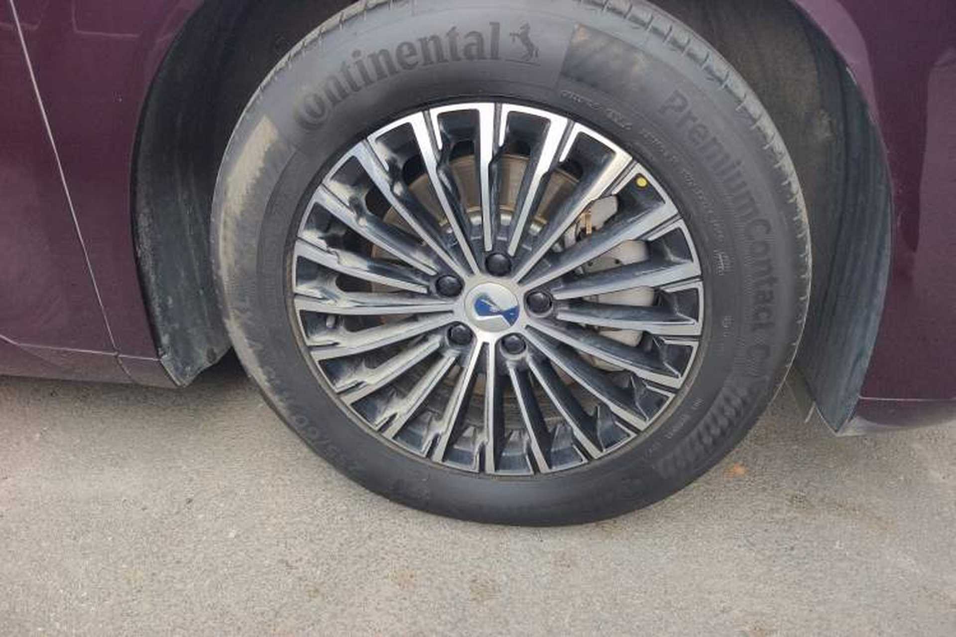 Used Denza D9 2022 DM-i 1040 Prestige Model Right Front Wheel Hub