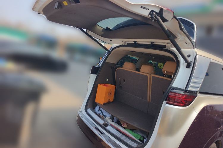 Used Denza D9 2022 DM-i 1040 Prestige Model Trunk
