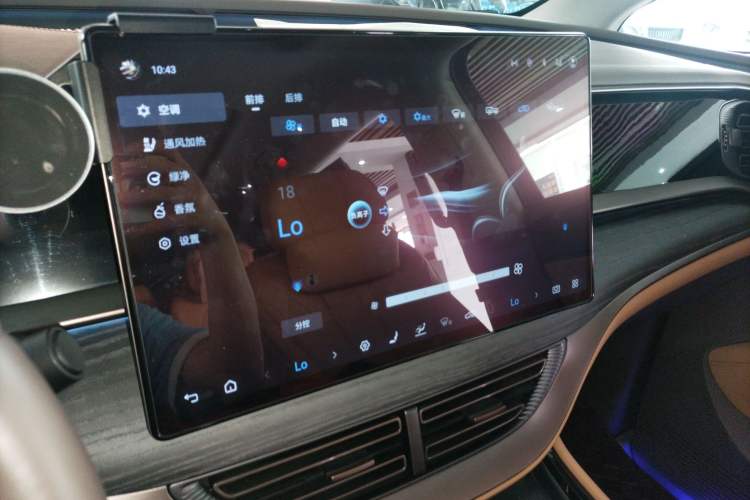 Used Denza D9 2022 DM-i 970 Four-Wheel Drive Flagship Model Audio And AC Panel
