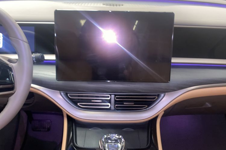 Used Denza D9 2022 DM-i 970 Four-Wheel Drive Flagship Model Audio And AC Panel