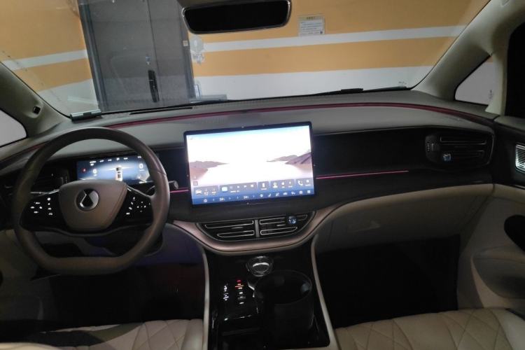 Used Denza D9 2022 DM-i 970 Four-Wheel Drive Flagship Model Center Console