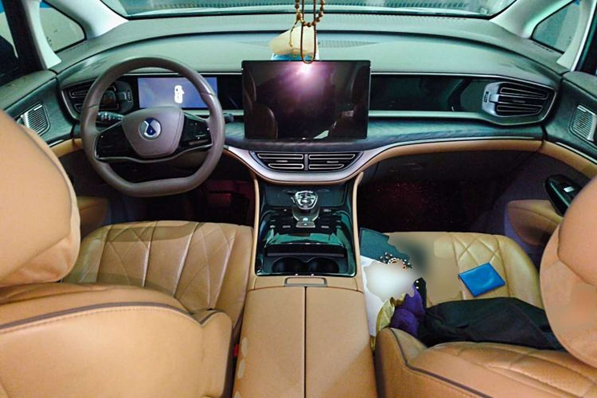 Used Denza D9 2022 DM-i 1040 Prestige Model Center Console